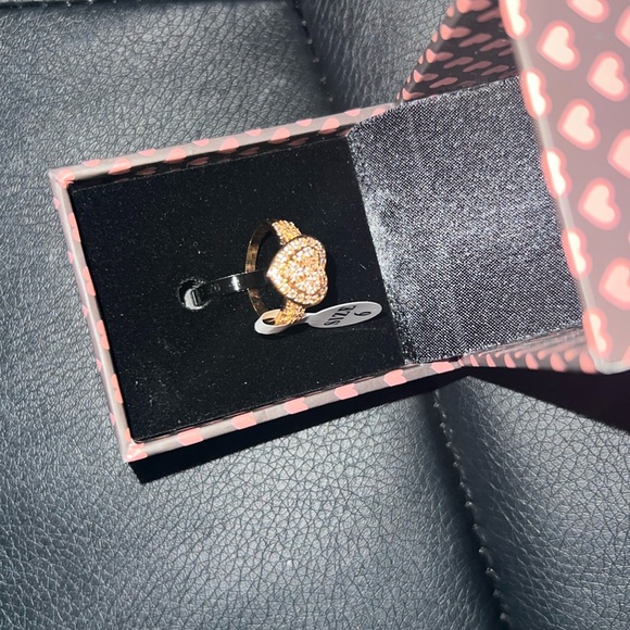 Size 6 Gold plated heart ring with CZ gems - Picture 3 of 5